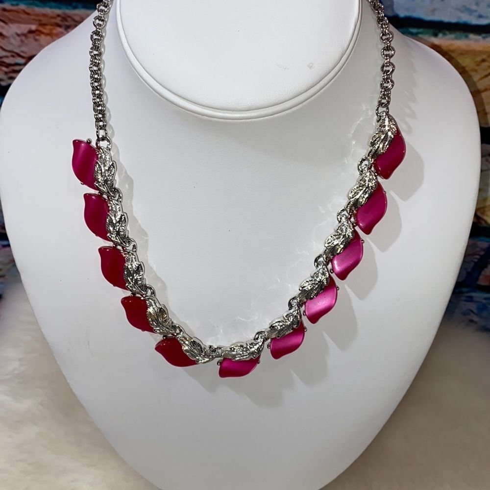 Beautiful Vintage Pink & Silver Tone Necklace